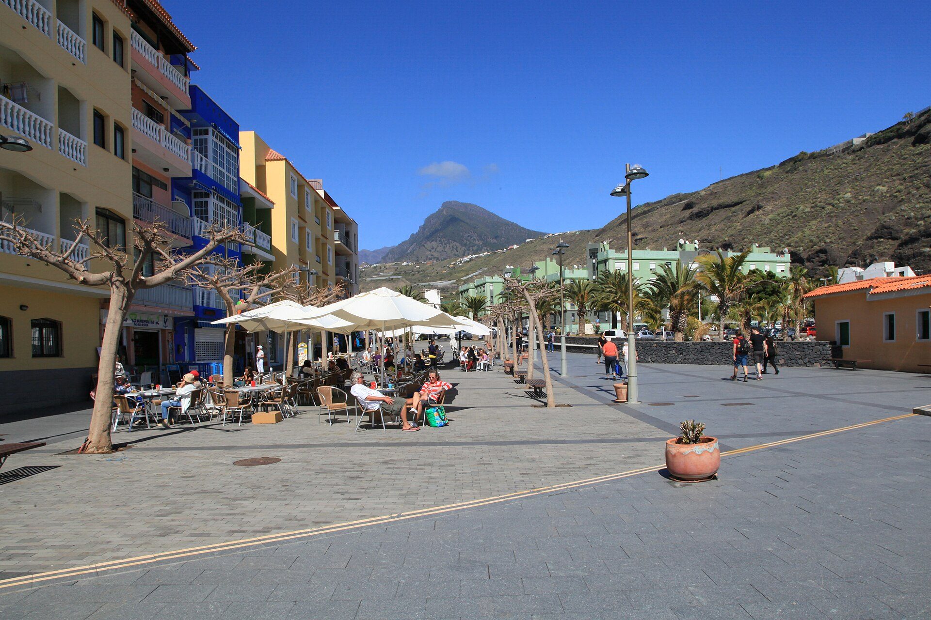 Promenáda v Puerto de Tazacorte s palmami a kavárnami